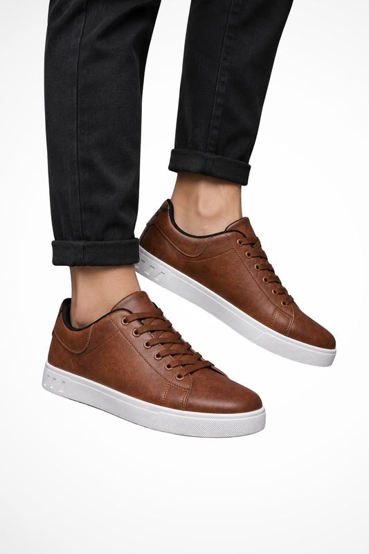 Men's low-top lace-up sneakers with round toes and contrasting flat soles