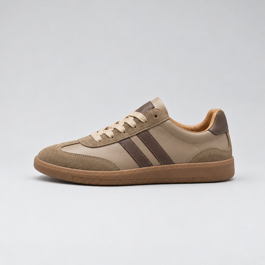 Men's low-top retro sneakers with lace-up front and contrasting side stripes