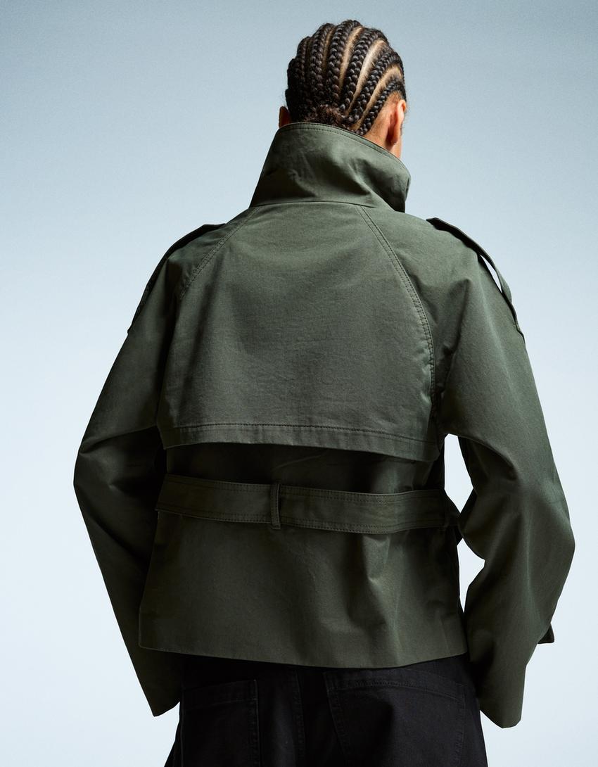 Women's cropped double-breasted jacket with stand collar, belt and long sleeves