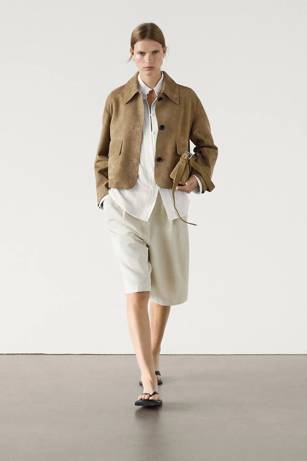 Women's beige cropped jacket with pointed collar, long sleeves and flap pockets