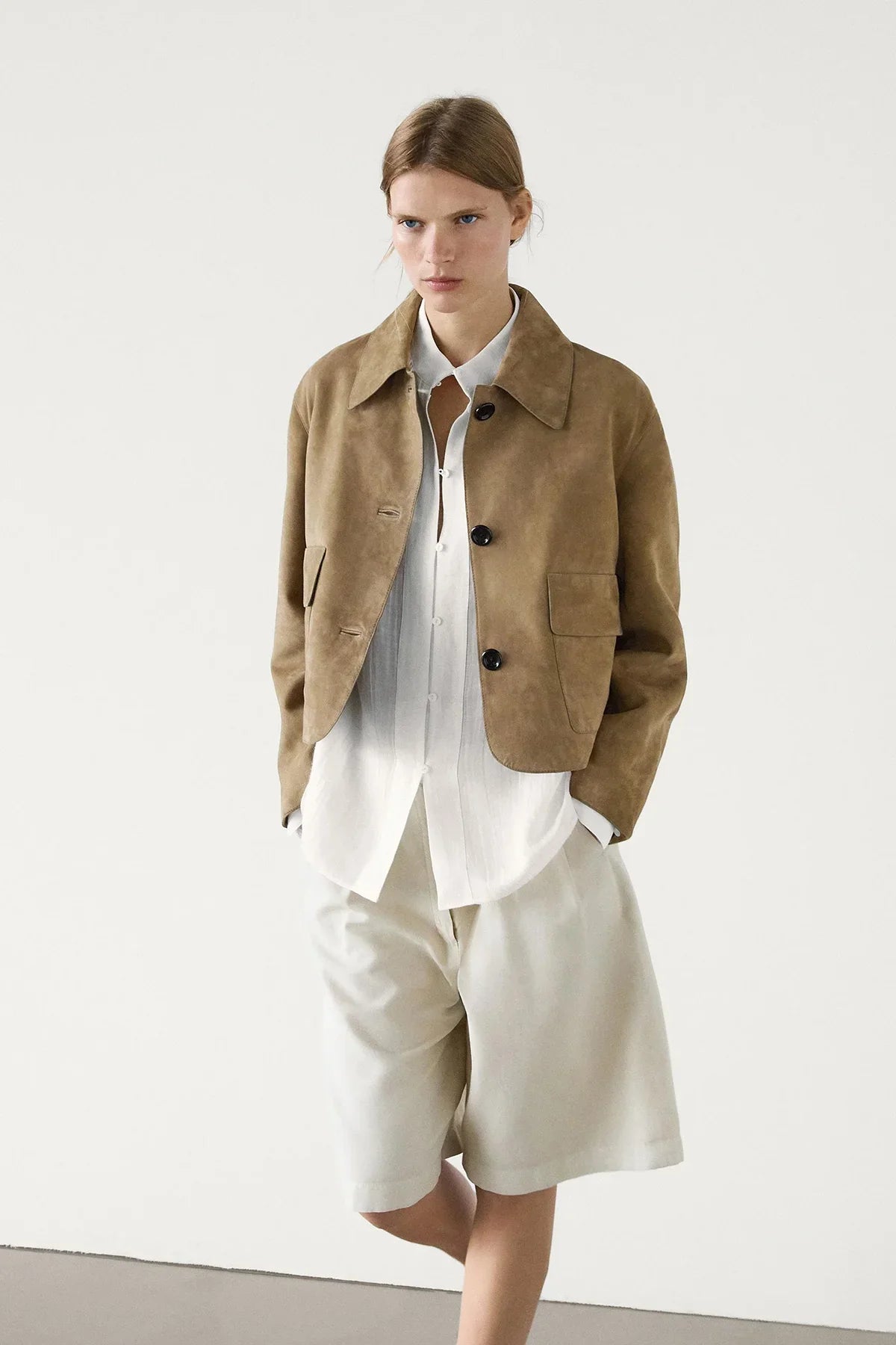 Women's beige cropped jacket with pointed collar, long sleeves and flap pockets