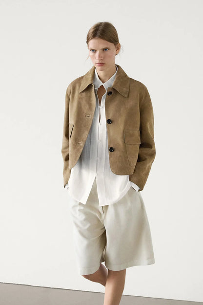 Women's beige cropped jacket with pointed collar, long sleeves and flap pockets