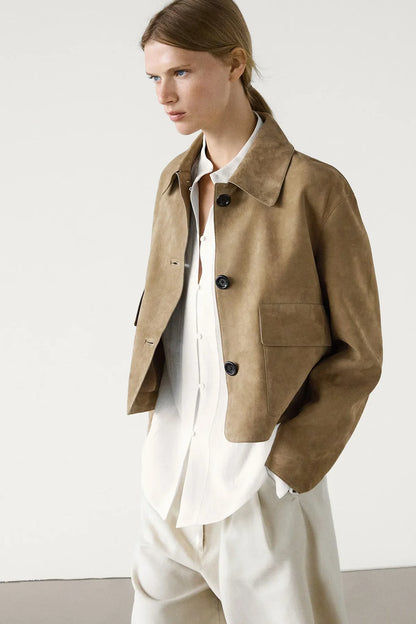 Women's beige cropped jacket with pointed collar, long sleeves and flap pockets