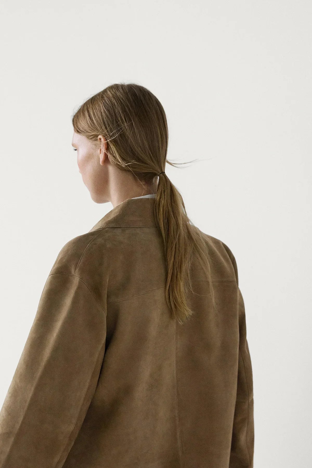 Women's beige cropped jacket with pointed collar, long sleeves and flap pockets