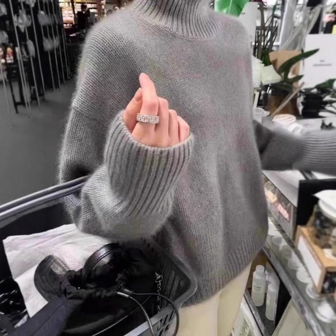 Women's oversized turtleneck sweater with long sleeves and ribbed trims