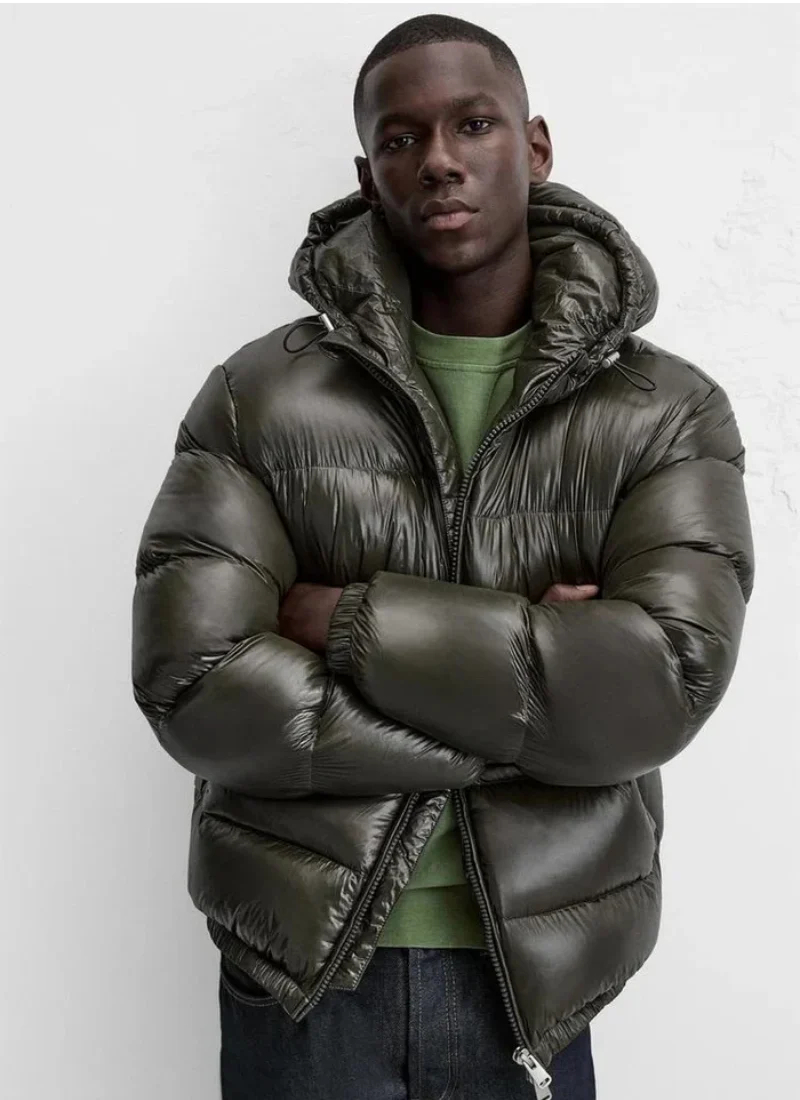 Men's quilted hooded puffer jacket with long sleeves and front zipper