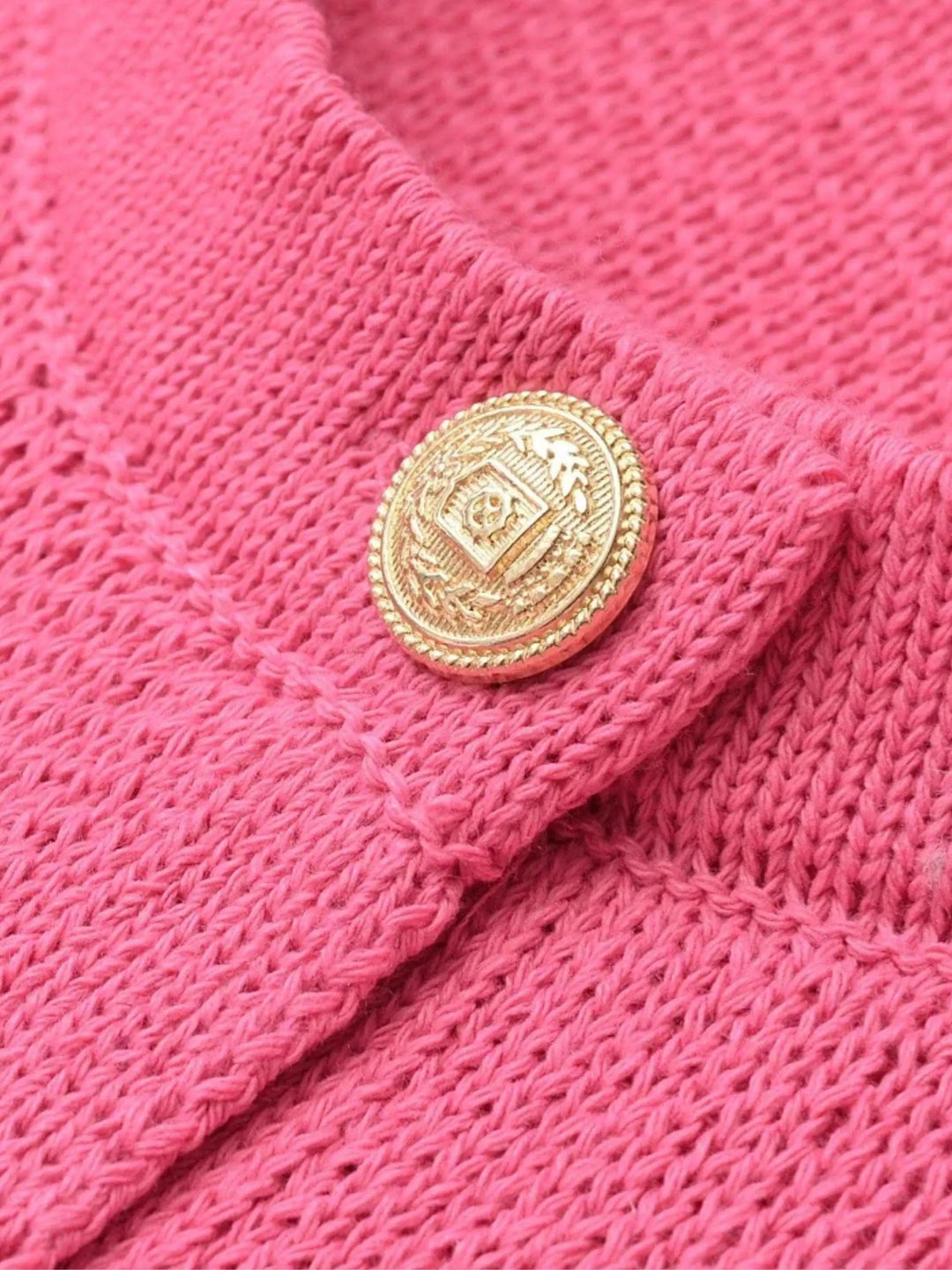 Women's cropped knit cardigan with buttons and front pockets