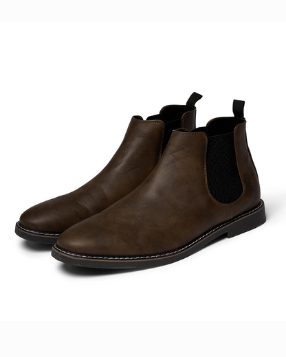 Chelsea boots with elastic side panels, pull tabs and flat soles