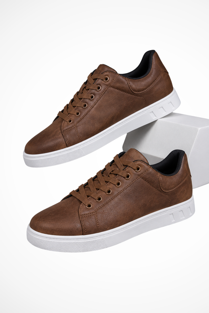 Men's low-top lace-up sneakers with round toes and contrasting flat soles