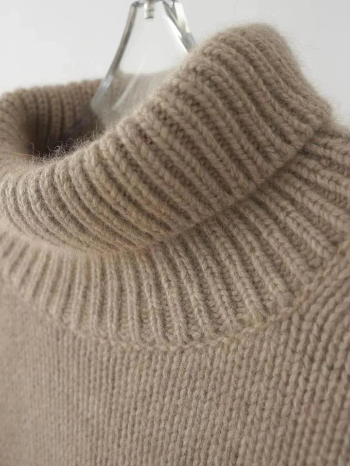 Women's relaxed turtleneck sweater with long sleeves and ribbed trims