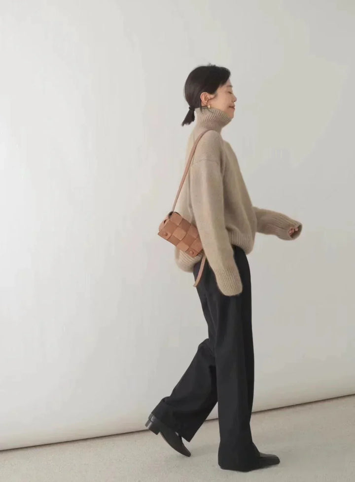 Women's relaxed turtleneck sweater with long sleeves and ribbed trims