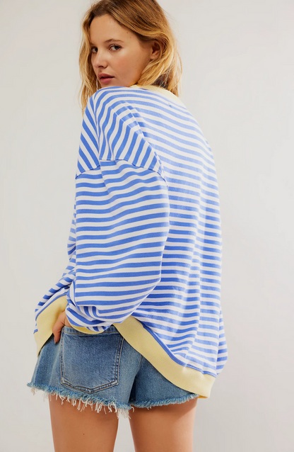 Women's oversized striped sweatshirt with long sleeves and ribbed trims