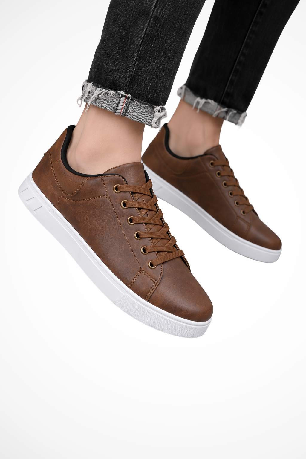 Men's low-top lace-up sneakers with round toes and contrasting flat soles