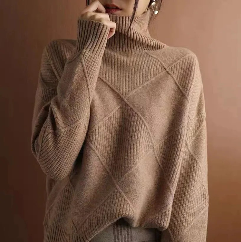 Women's geometric turtleneck sweater with long sleeves and ribbed trims