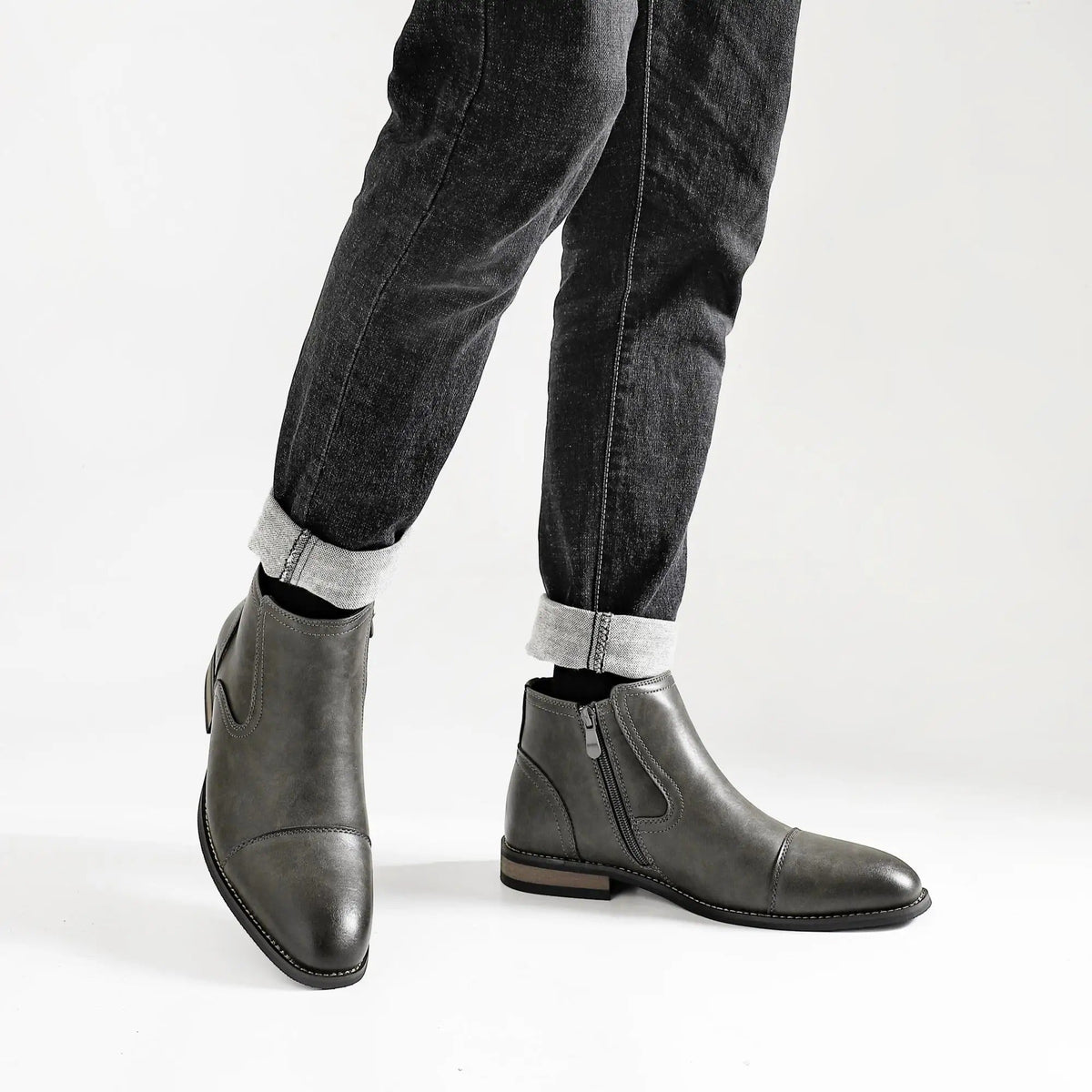 Men's Chelsea ankle boots with rounded toes, elastic side panels and low block heels