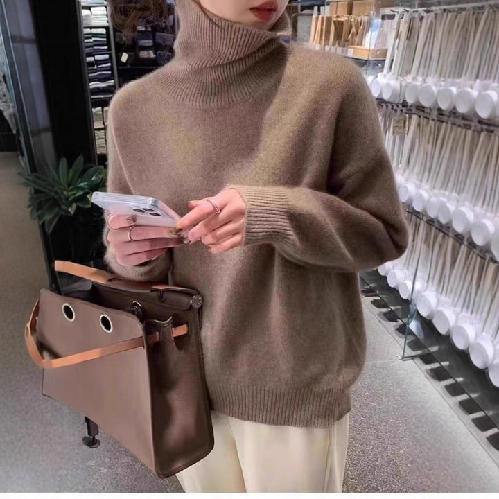 Women's oversized turtleneck sweater with long sleeves and ribbed trims
