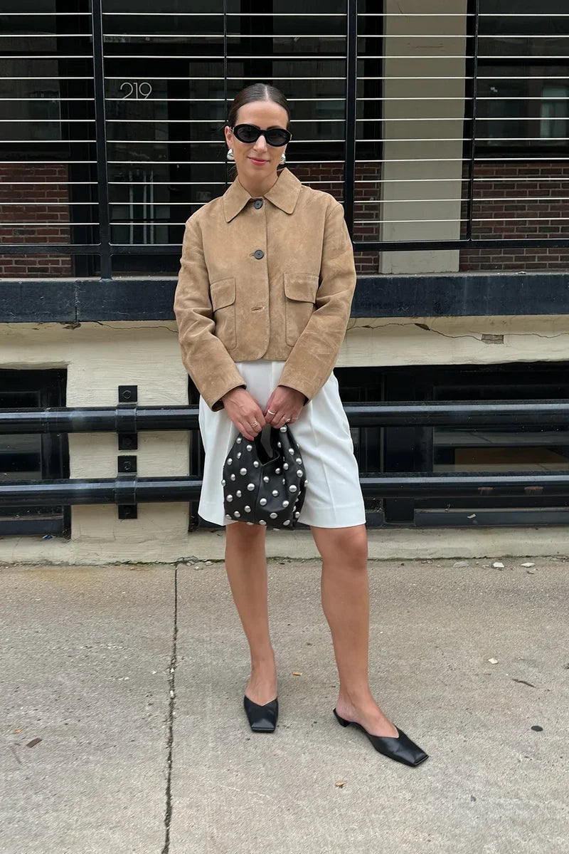 Women's beige cropped jacket with pointed collar, long sleeves and flap pockets