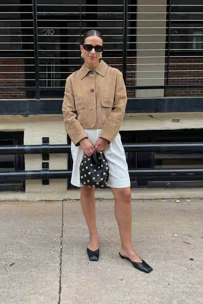 Women's beige cropped jacket with pointed collar, long sleeves and flap pockets