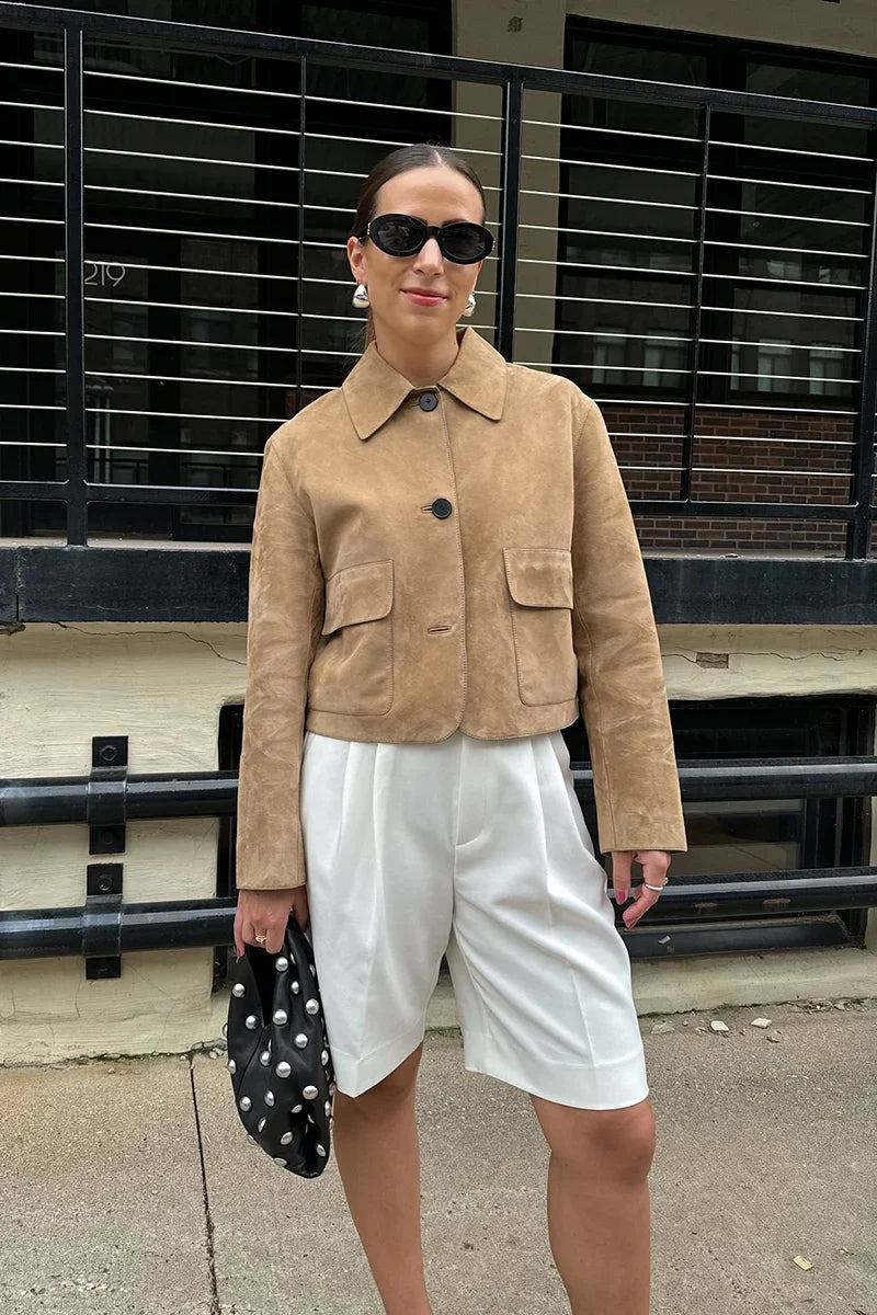 Women's beige cropped jacket with pointed collar, long sleeves and flap pockets
