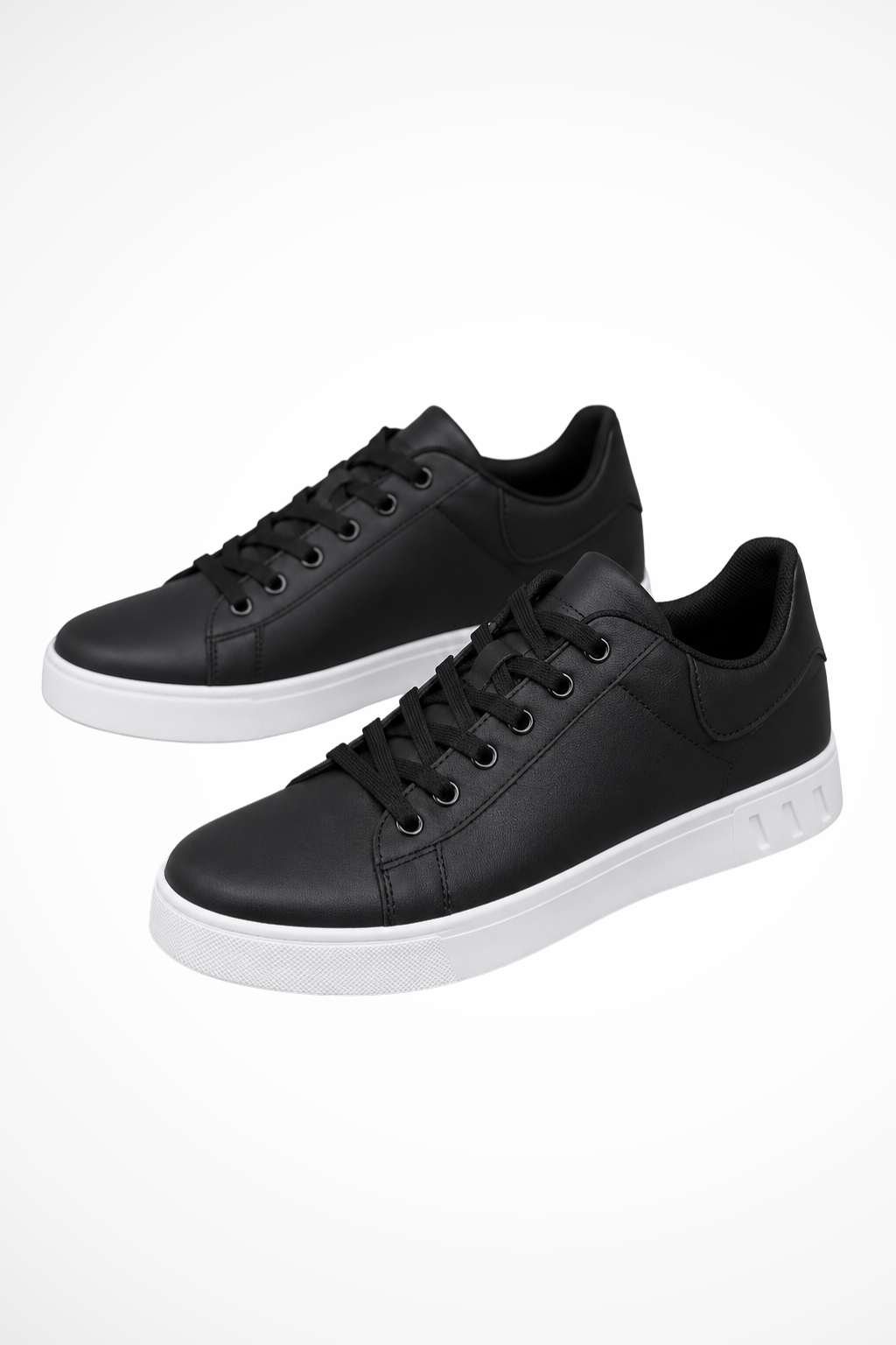 Men's low-top lace-up sneakers with round toes and contrasting flat soles