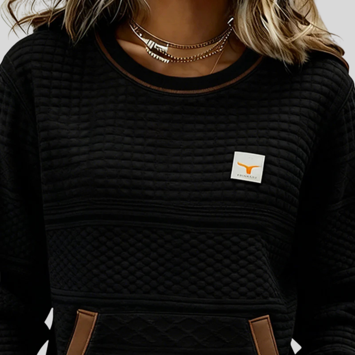 Women's textured crew neck sweatshirt with long sleeves and front kangaroo pocket