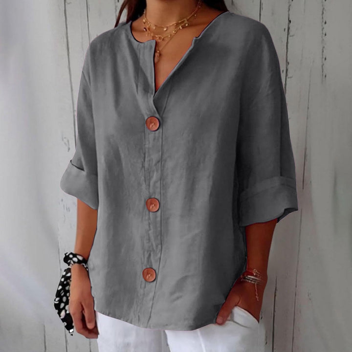Women's relaxed V-neck shirt with buttons and three-quarter sleeves