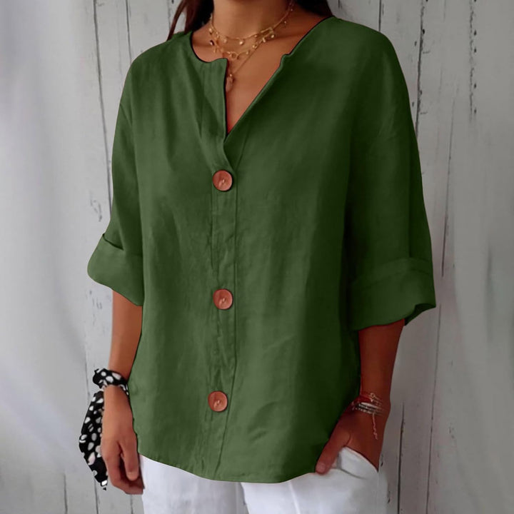 Women's relaxed V-neck shirt with buttons and three-quarter sleeves