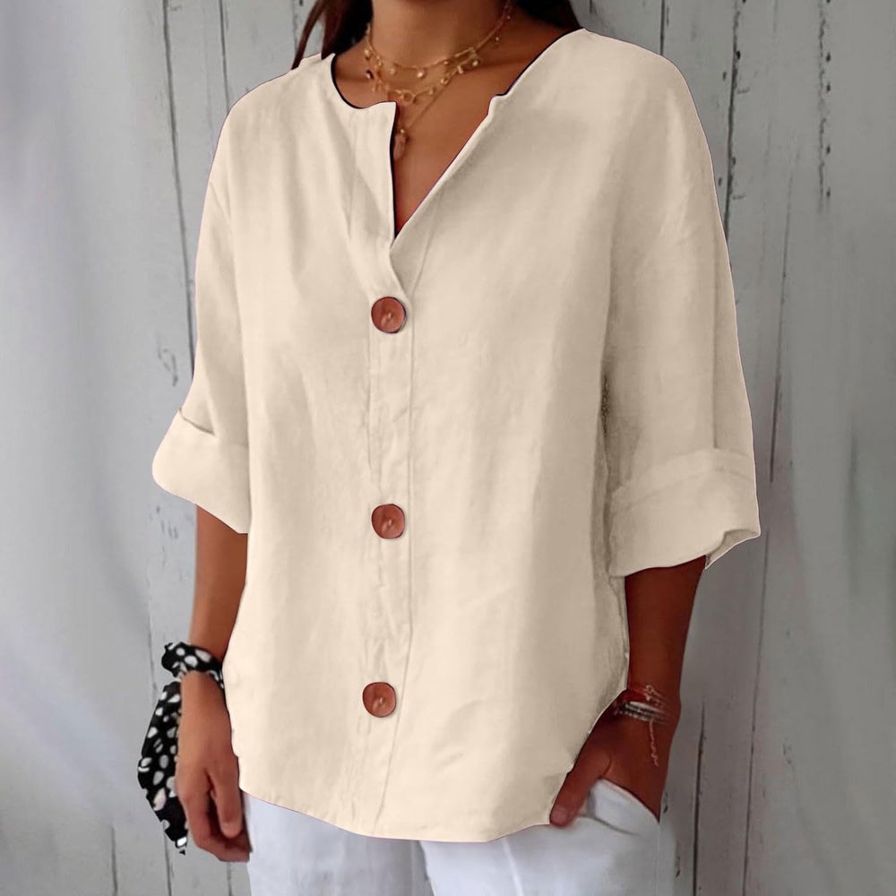 Women's relaxed V-neck shirt with buttons and three-quarter sleeves