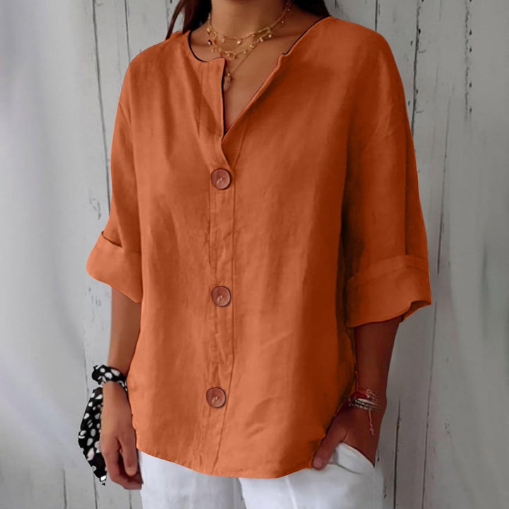 Women's relaxed V-neck shirt with buttons and three-quarter sleeves
