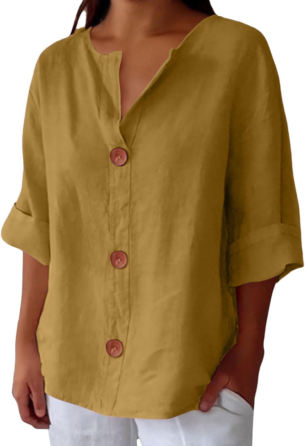 Women's relaxed V-neck shirt with buttons and three-quarter sleeves