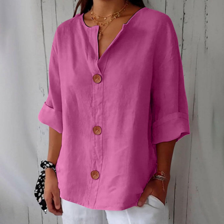 Women's relaxed V-neck shirt with buttons and three-quarter sleeves