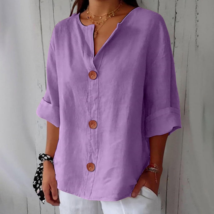Women's relaxed V-neck shirt with buttons and three-quarter sleeves