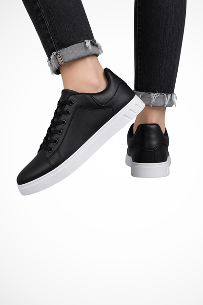 Men's low-top lace-up sneakers with round toes and contrasting flat soles