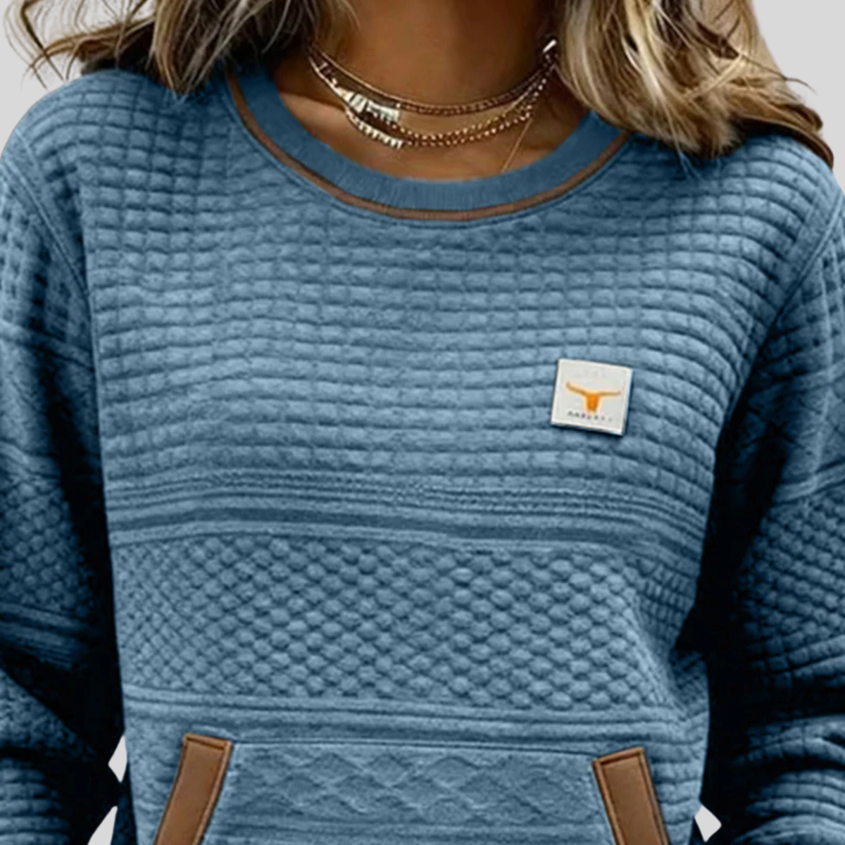Women's textured crew neck sweatshirt with long sleeves and front kangaroo pocket