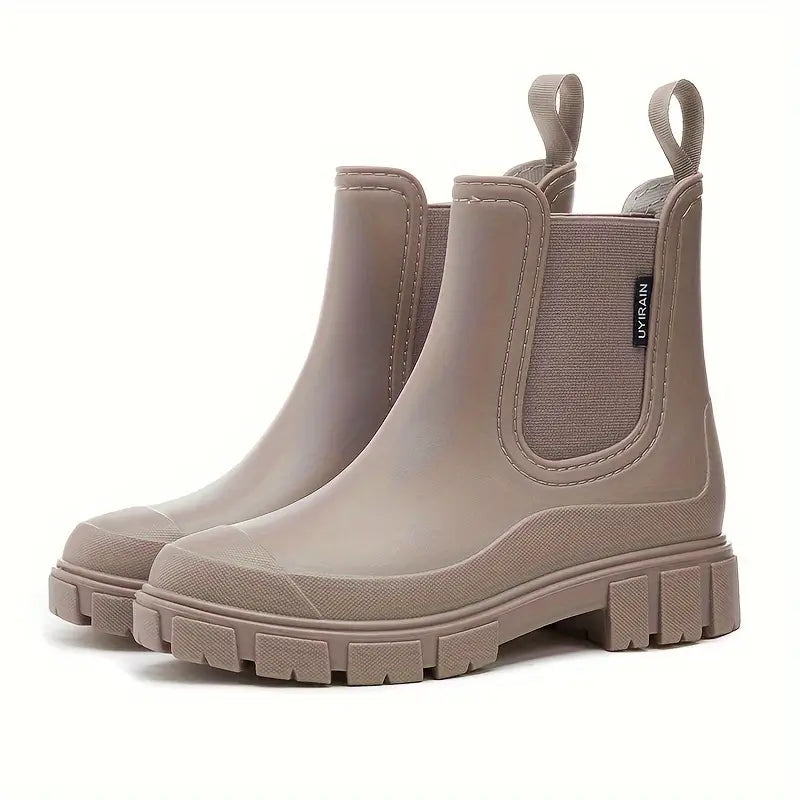 Women's slip-on Chelsea boots with elastic side panels, pull tabs and chunky lug soles