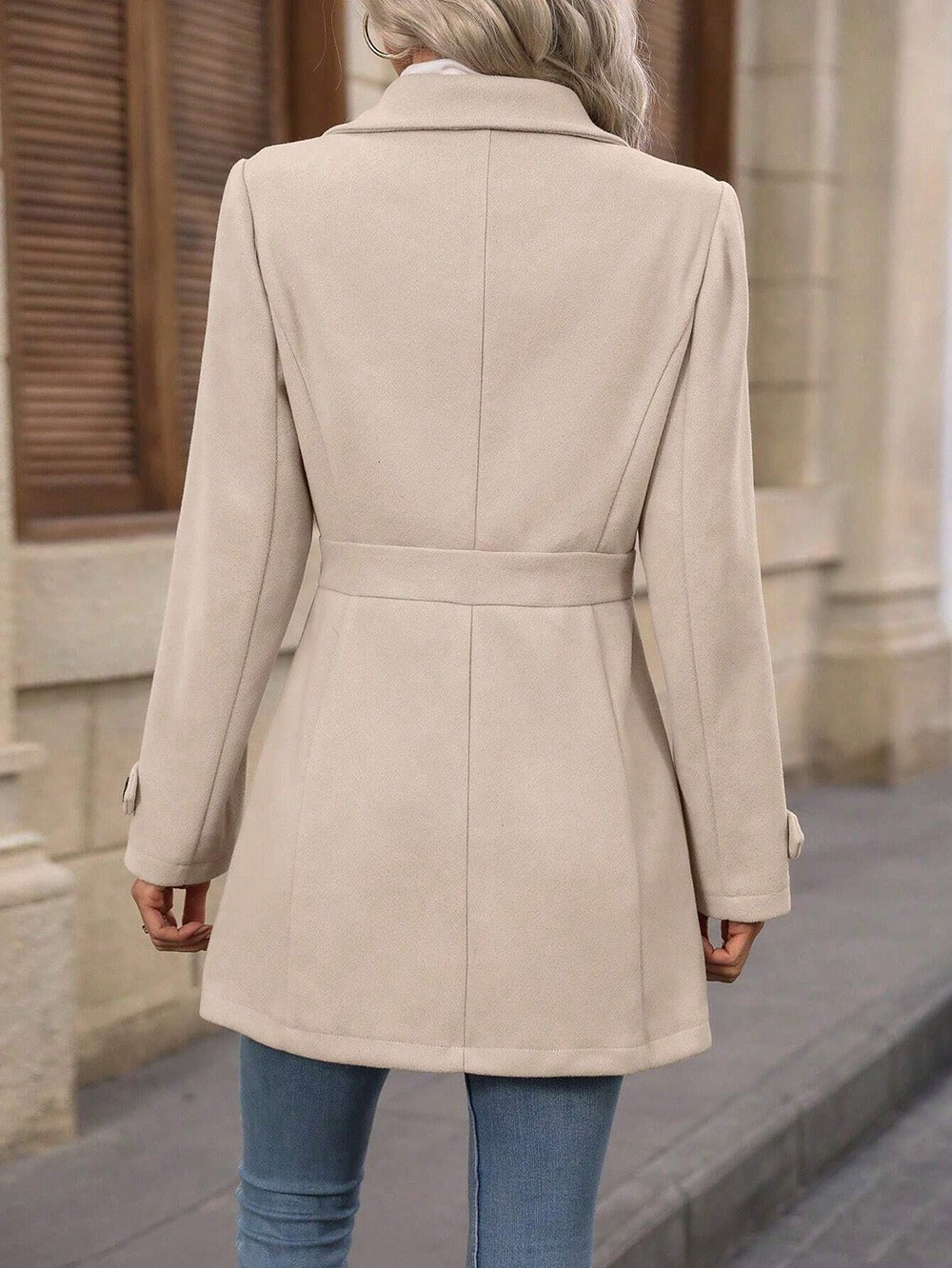 Women's belted trench coat with lapel collar and long sleeves