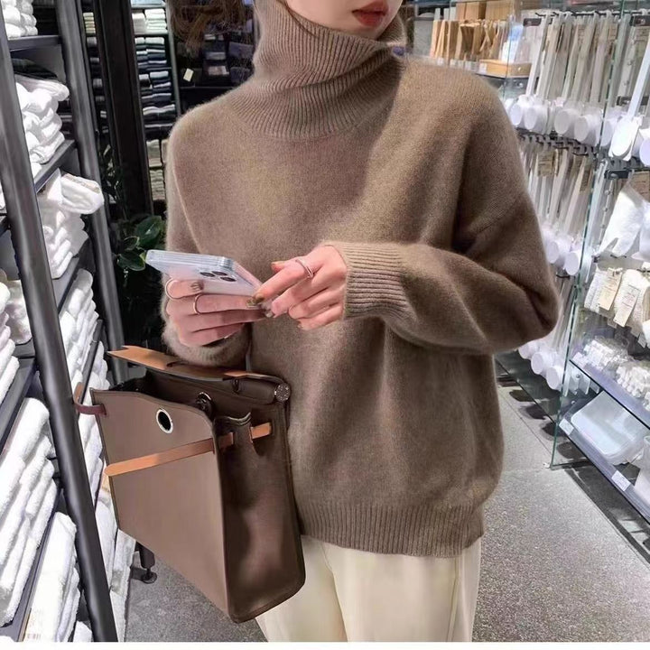 Women's oversized turtleneck sweater with long sleeves and ribbed trims