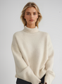 Women's relaxed turtleneck sweater with long sleeves and ribbed trims