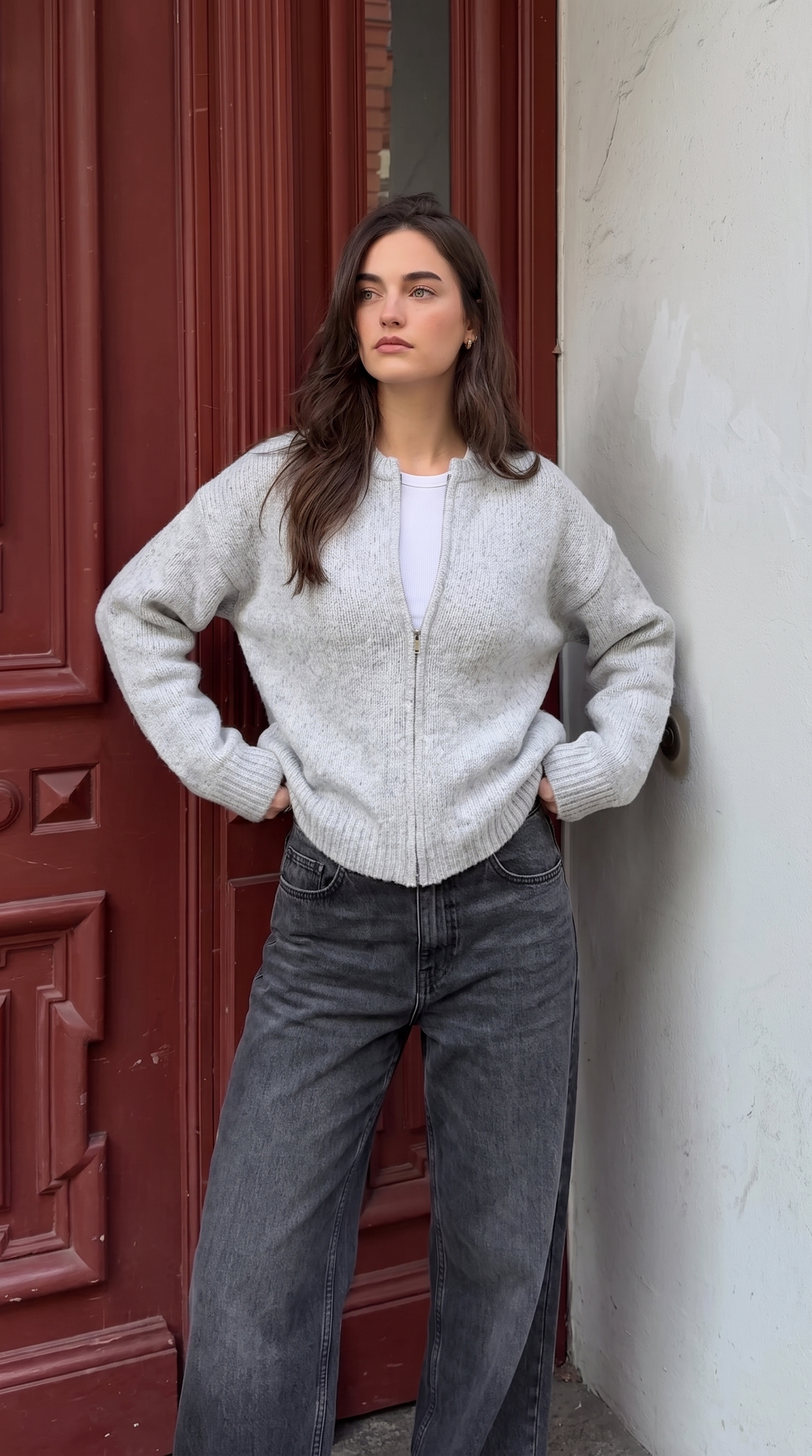 Women's grey knit jacket with round neckline, front zipper and long sleeves