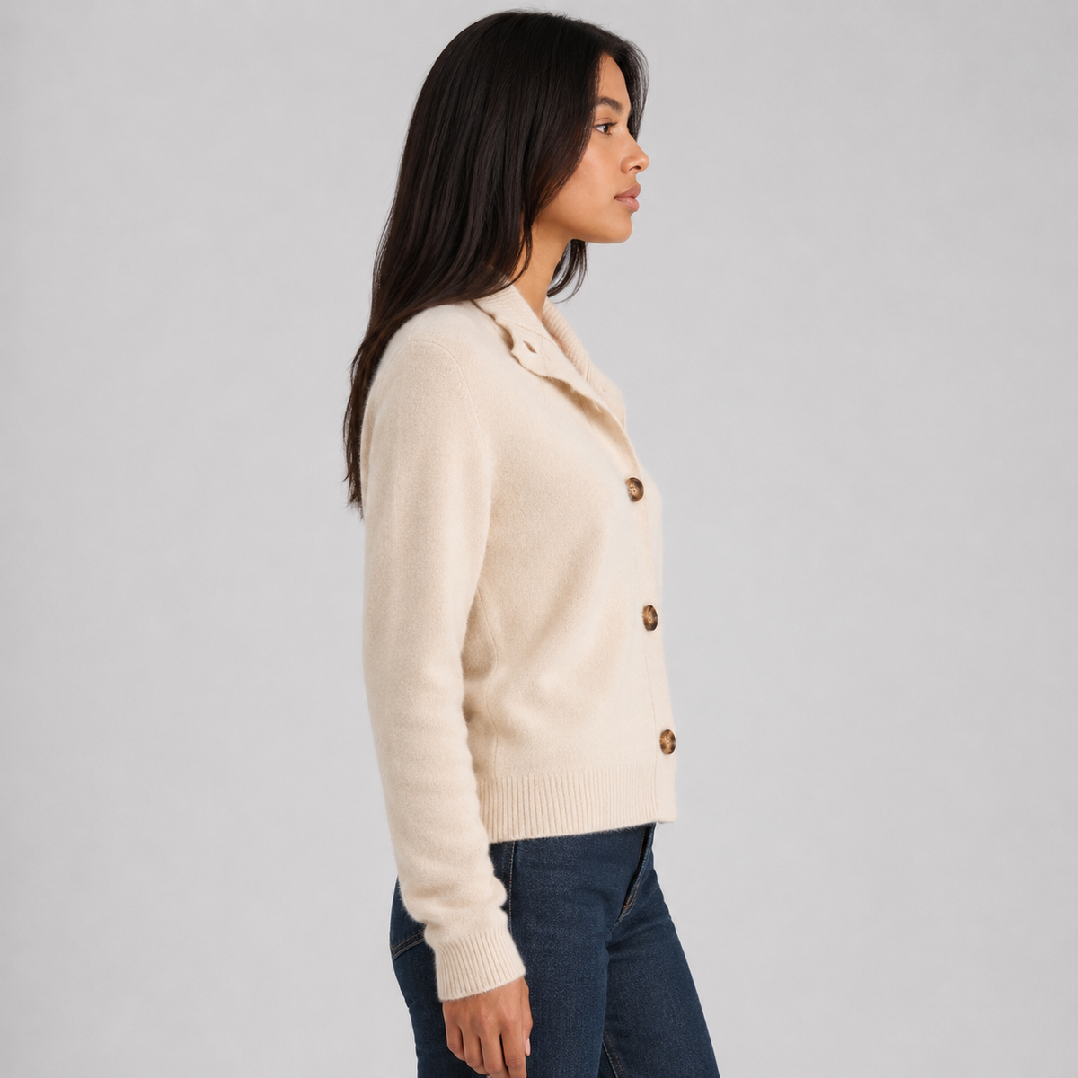 Women's buttoned cardigan with a notched collar and long sleeves