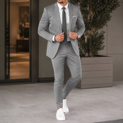 Men's two-piece suit with notch-lapel blazer, matching trousers and long sleeves