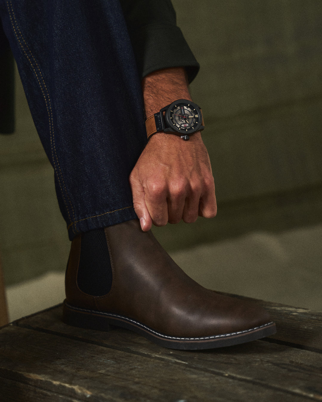 Chelsea boots with elastic side panels, pull tabs and flat soles