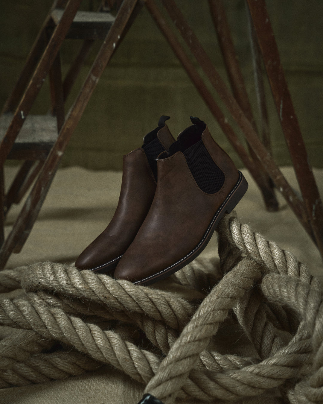 Chelsea boots with elastic side panels, pull tabs and flat soles