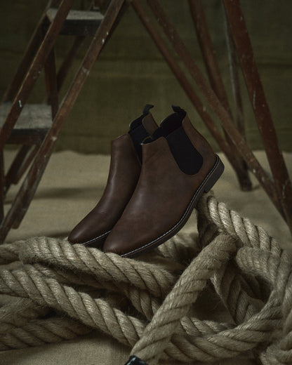 Chelsea boots with elastic side panels, pull tabs and flat soles