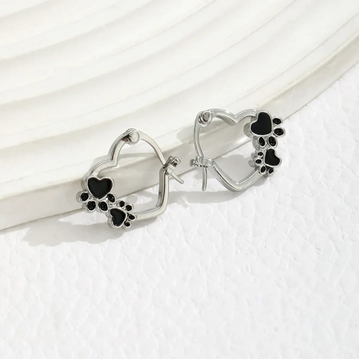 Harlow Heart Paw Huggie Earrings for Women 1