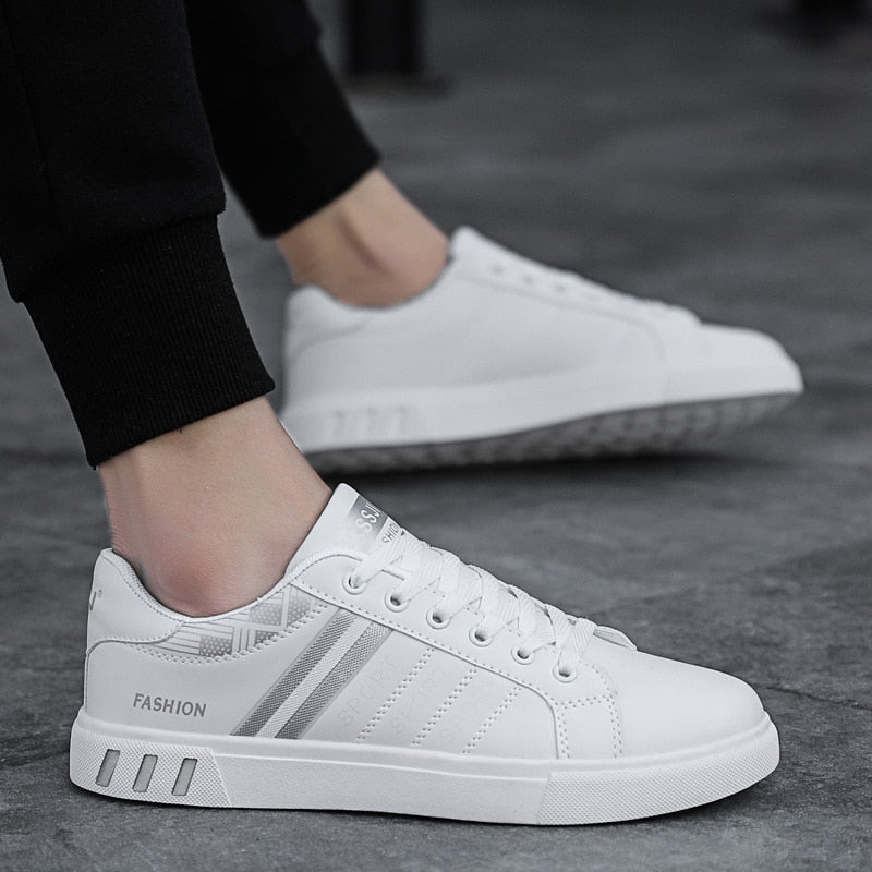 Men's low-top colorblock lace-up sneakers with contrast stripes and flat soles