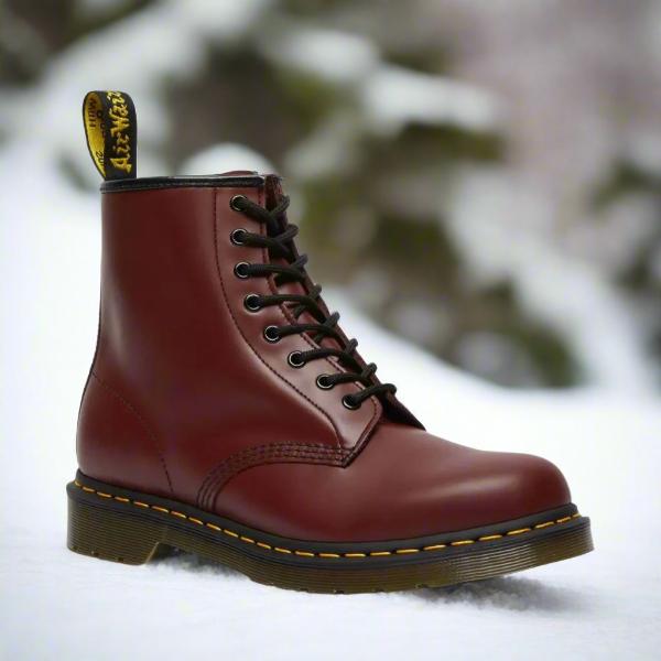 Unisex lace-up ankle combat boots with round toes and lugged soles