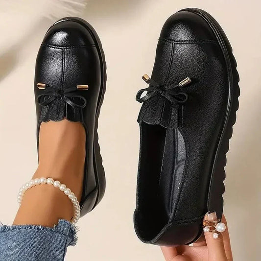Women's round-toe moccasin loafers with bow detail and flat scalloped soles