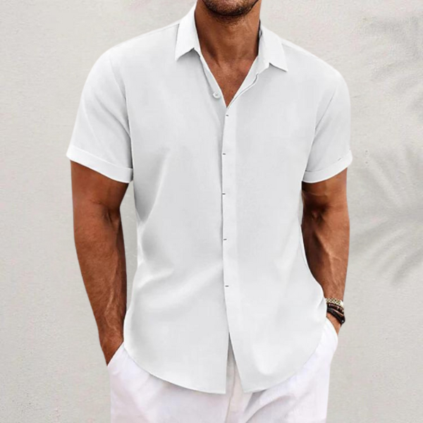 Men's short sleeve collared button shirt in relaxed fit