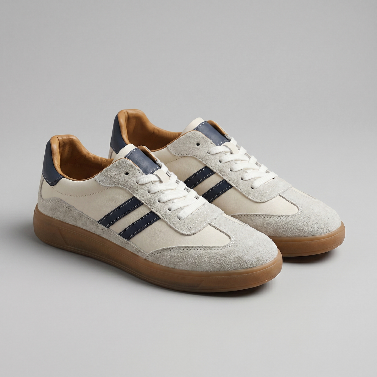 Men's low-top retro sneakers with lace-up front and contrasting side stripes